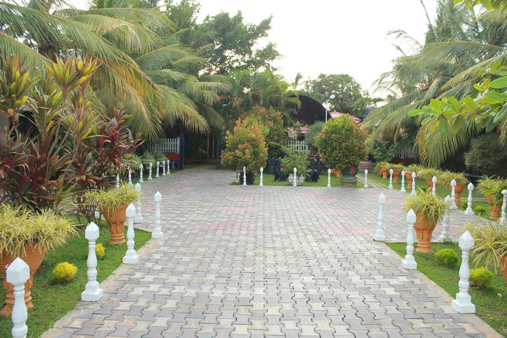 Jkab Park Hotel Тринкомали Экстерьер фото