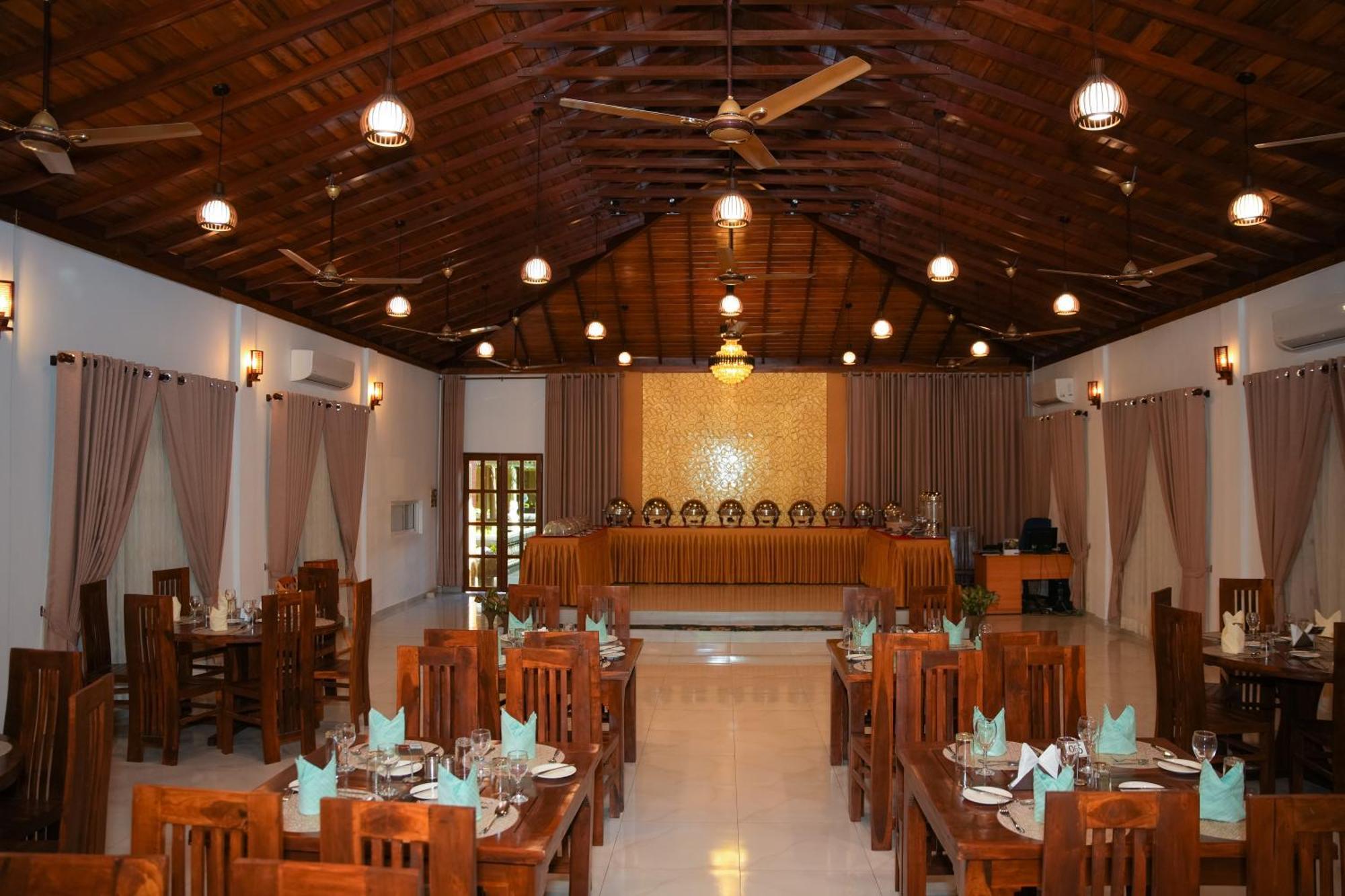 Jkab Park Hotel Тринкомали Экстерьер фото
