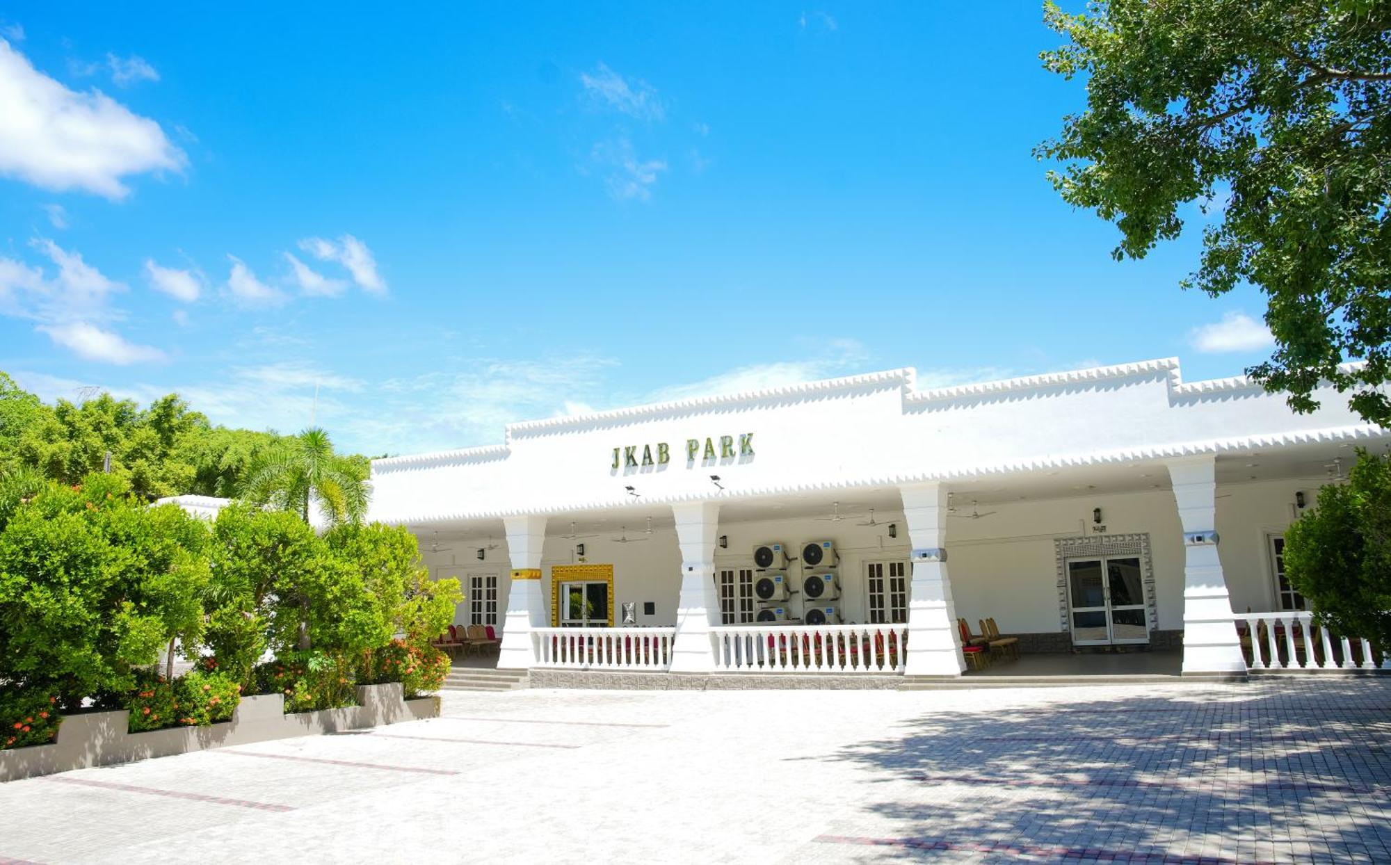 Jkab Park Hotel Тринкомали Экстерьер фото