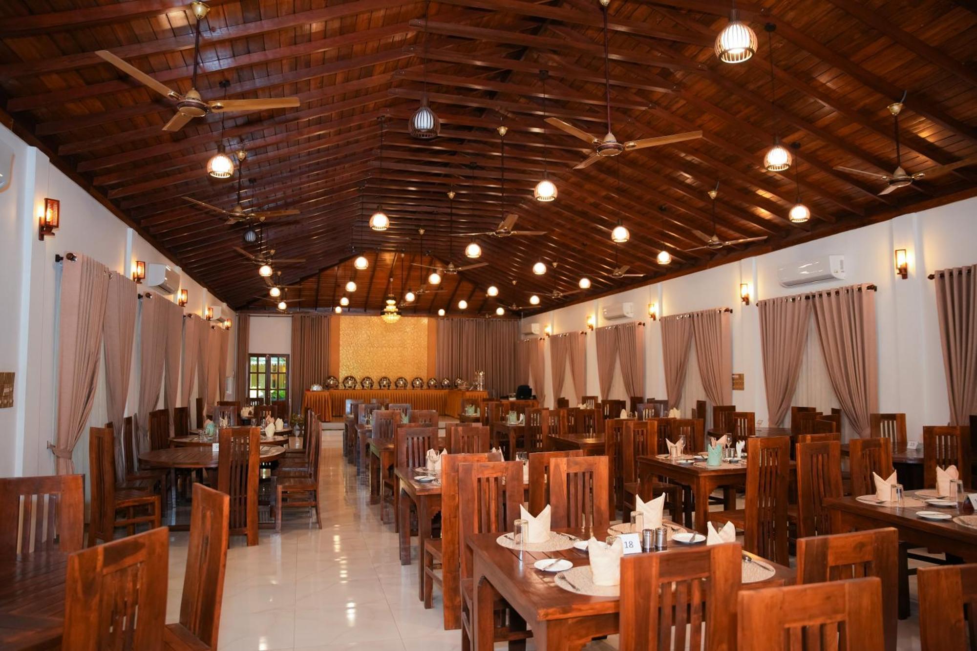 Jkab Park Hotel Тринкомали Экстерьер фото
