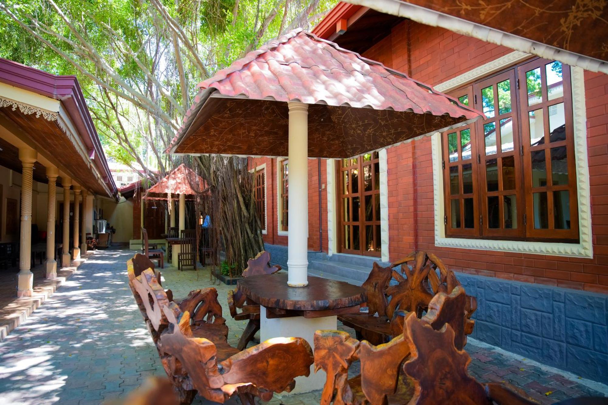 Jkab Park Hotel Тринкомали Экстерьер фото