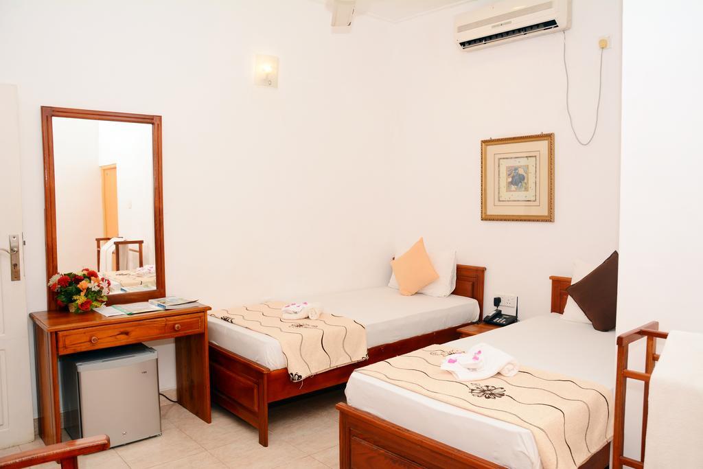 Jkab Park Hotel Тринкомали Экстерьер фото