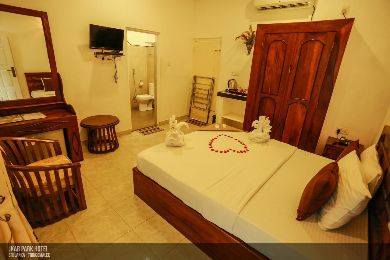 Jkab Park Hotel Тринкомали Экстерьер фото