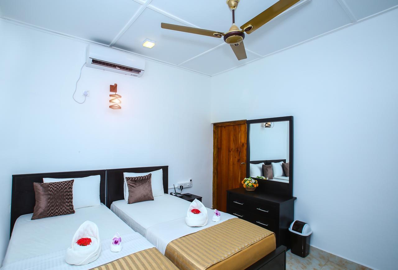 Jkab Park Hotel Тринкомали Экстерьер фото